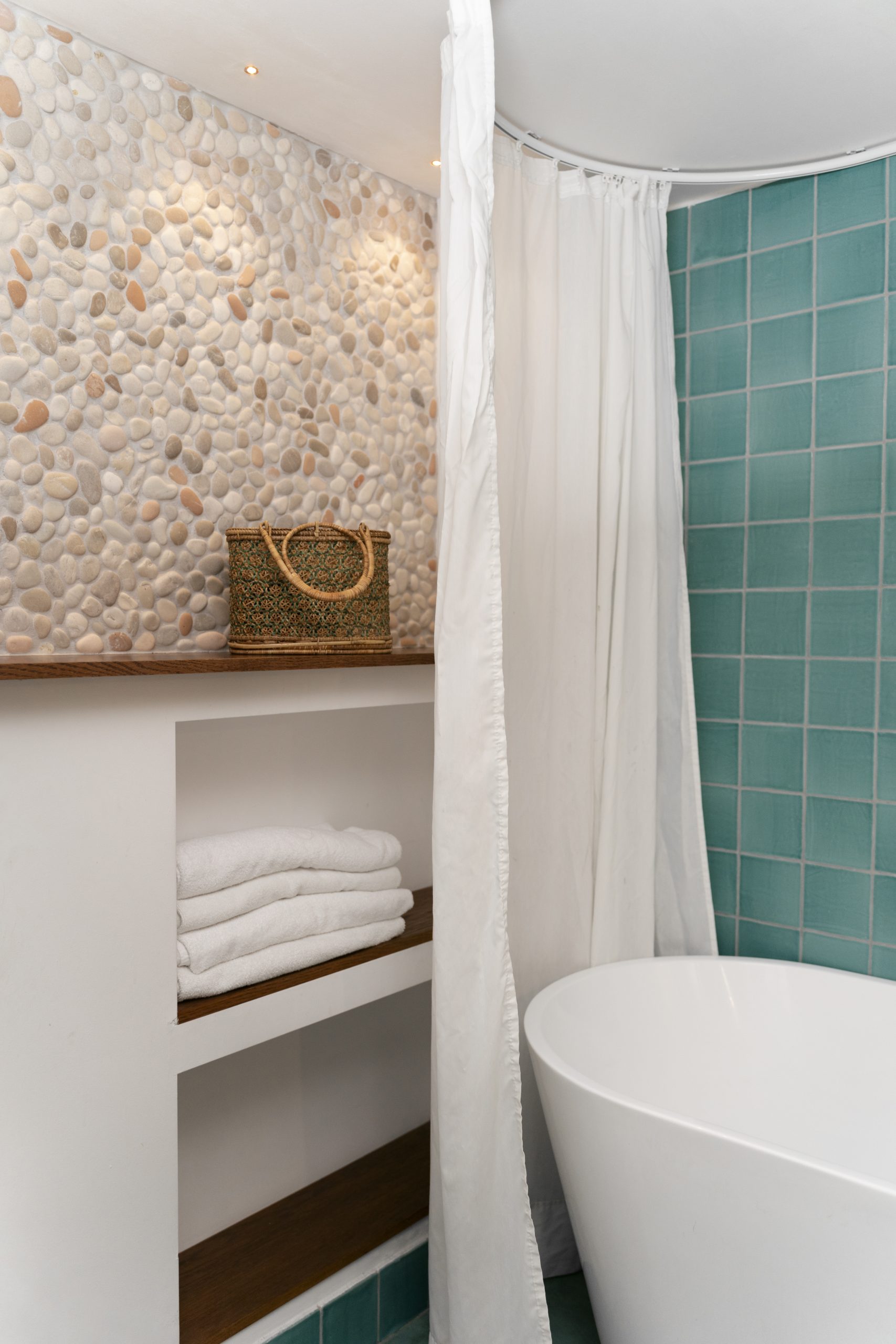 bel-interieur-de-salle-de-bain-boheme