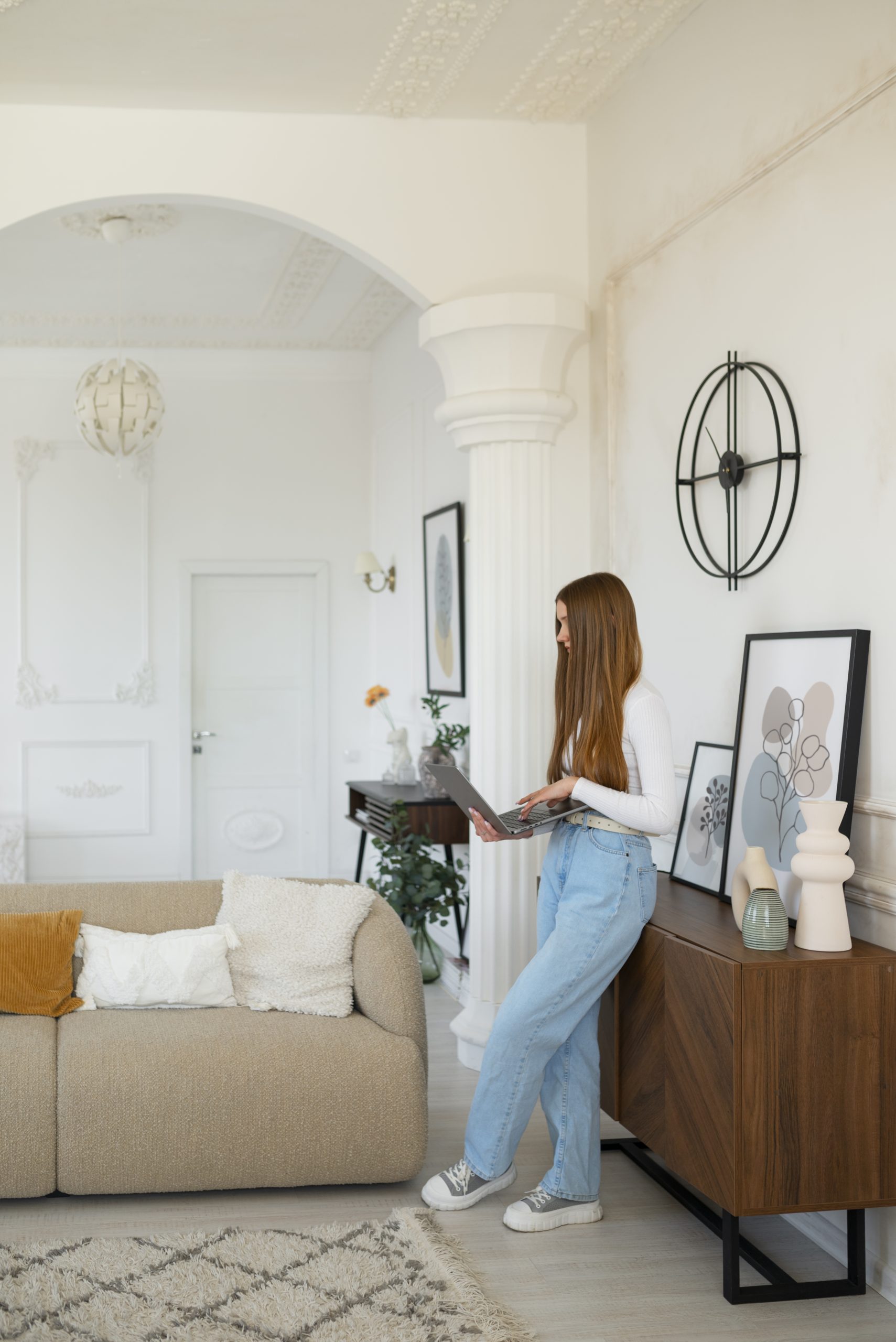 femme-utilisant-un-ordinateur-portable-dans-une-chambre-decoree-avec-un-minimum