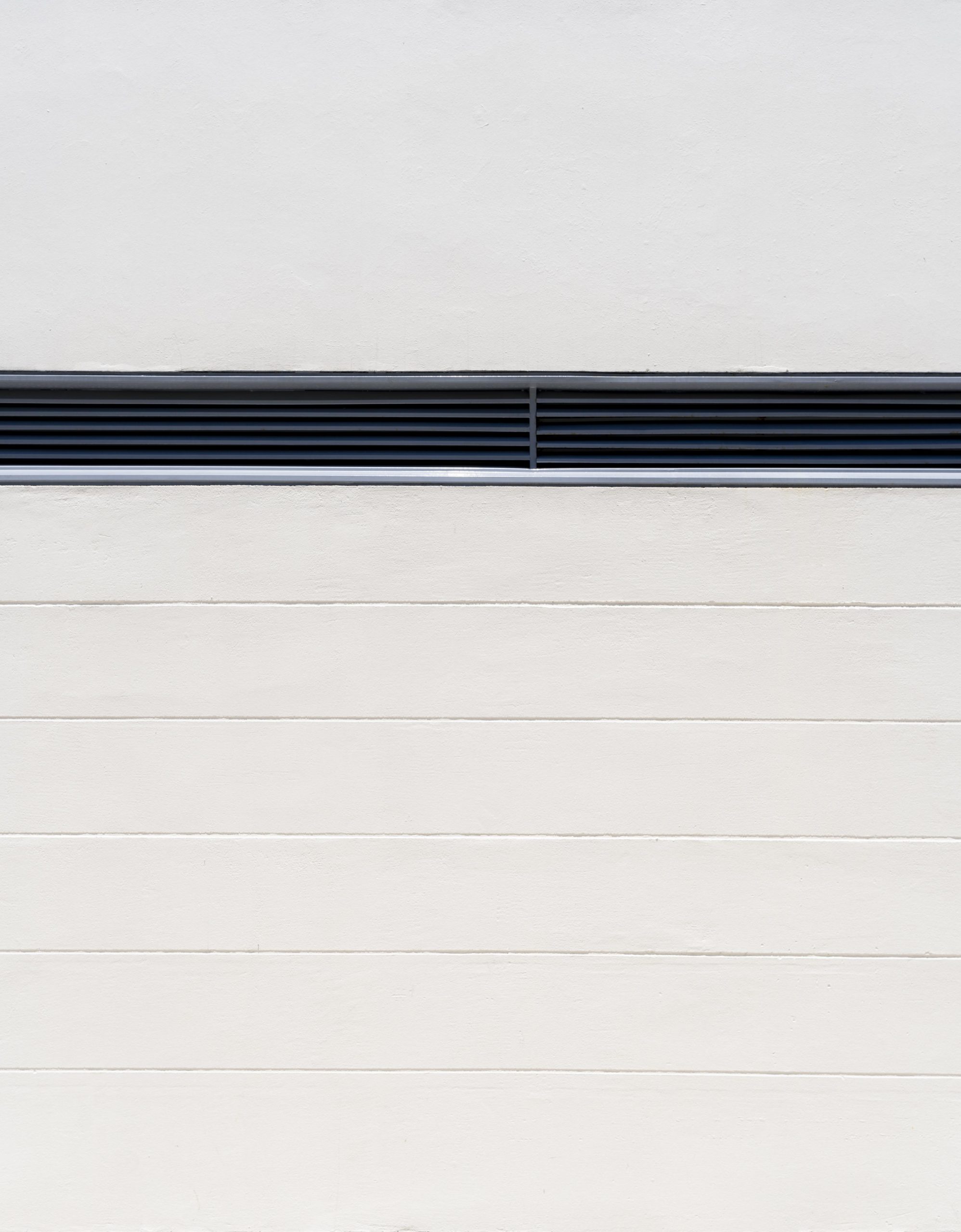 mur-blanc-minimaliste-a-l-interieur-avec-espace-de-ventilation