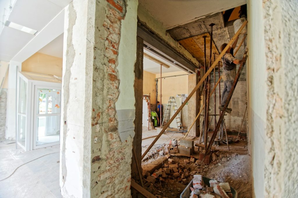 Pièce en rénovation avec ouvertures et supports en cours de reprise