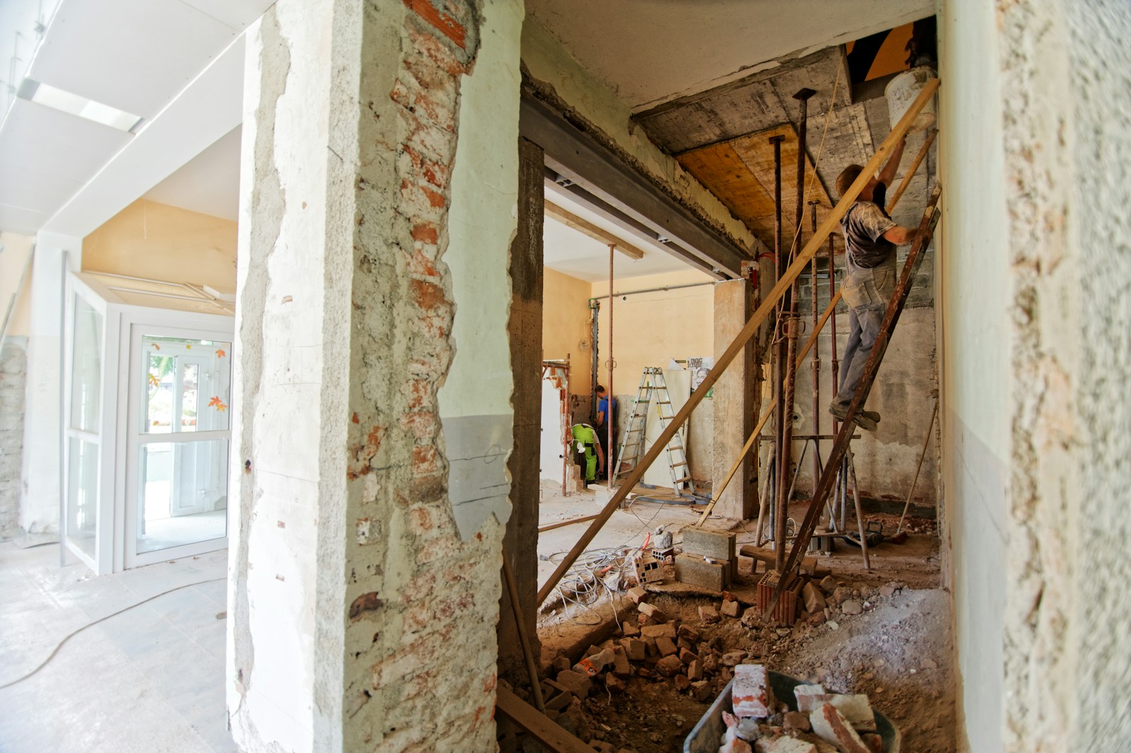 Pièce en rénovation avec ouvertures et supports en cours de reprise