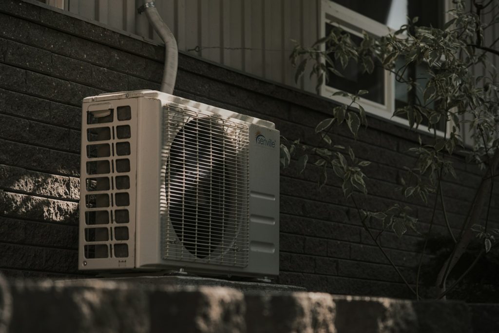 Unité extérieure de climatisation fixée sur une façade